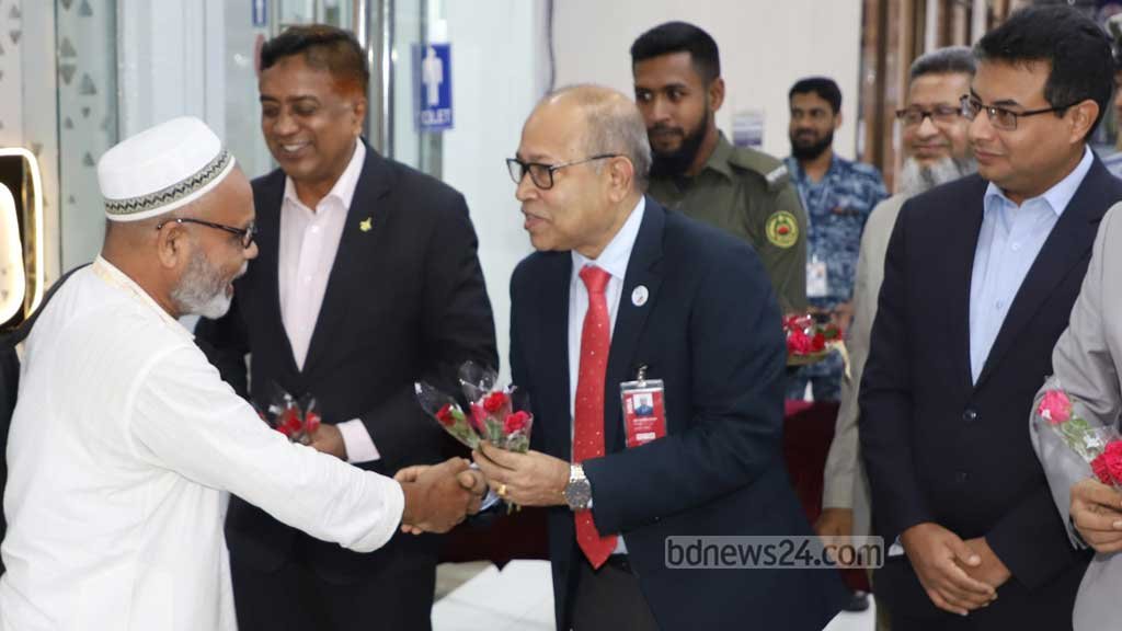 First Hajj return flight lands in Dhaka carrying 417 pilgrims
