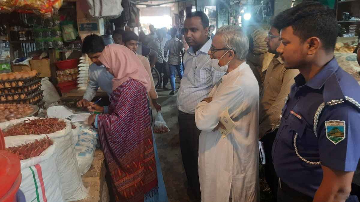 জয়পুরহাটে ভ্রাম্যমাণ আদালতের অভিযান, তিন ব্যবসায়ীকে জরিমানা