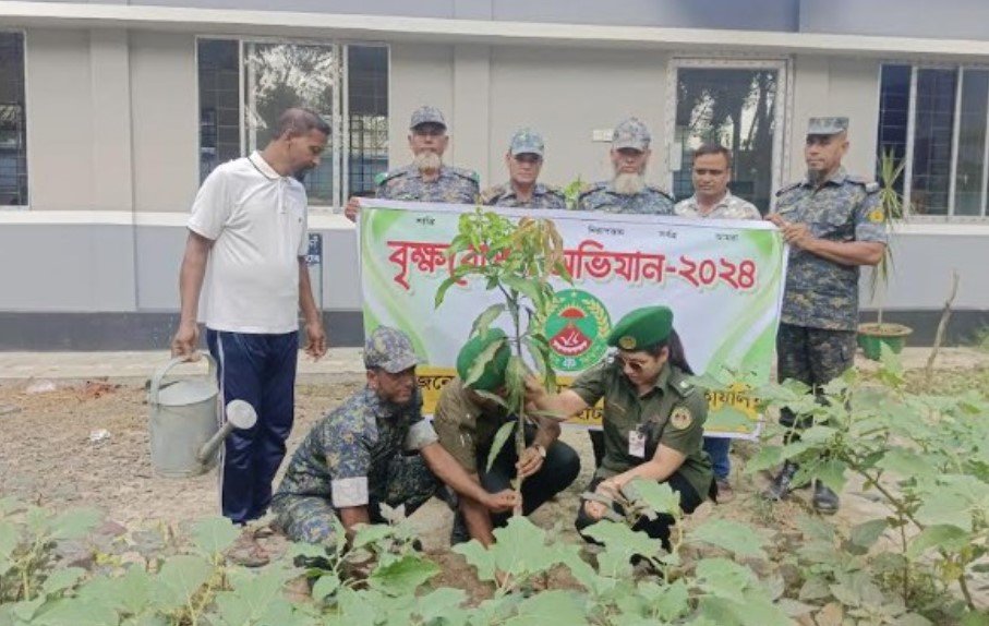 জয়পুরহাটে আনসার ভিডিপির বৃক্ষ রোপন কর্মসূচি 