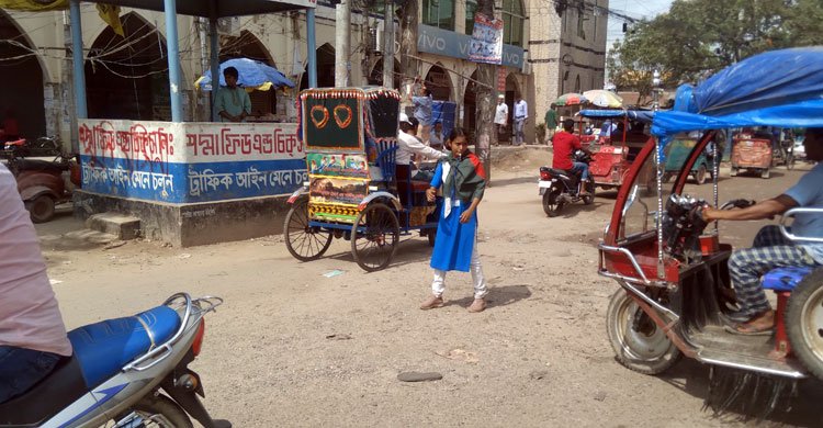 জয়পুরহাটে সড়কে শৃঙ্খলা ফেরাতে কাজ করছেন শিক্ষার্থীরা