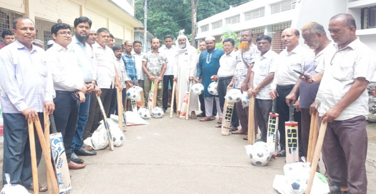 জয়পুরহাটে ১০০ টি প্রতিষ্ঠানে ফুটবল ও ক্রিকেট সামগ্রী বিতরণ 