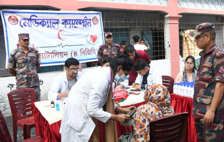 চিকিৎসাসেবা দিয়ে ফেনীতে বন্যাদুর্গতদের পাশে বিজিবি