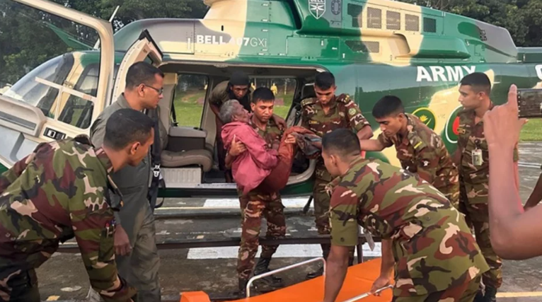 ১৬ হেলিকপ্টারের মাধ্যমে উদ্ধার ও ত্রাণ বিতরণে সেনাবাহিনী